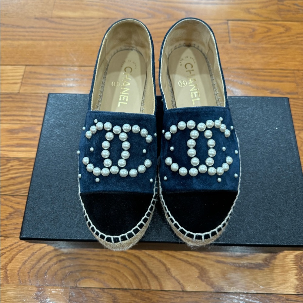 Chanel CC logo cal/pearl espadrilles size 5.5